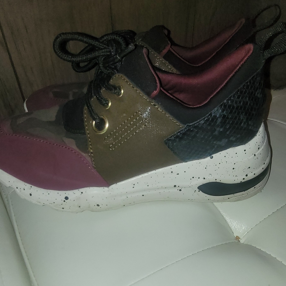 Fashion sneaker size 9